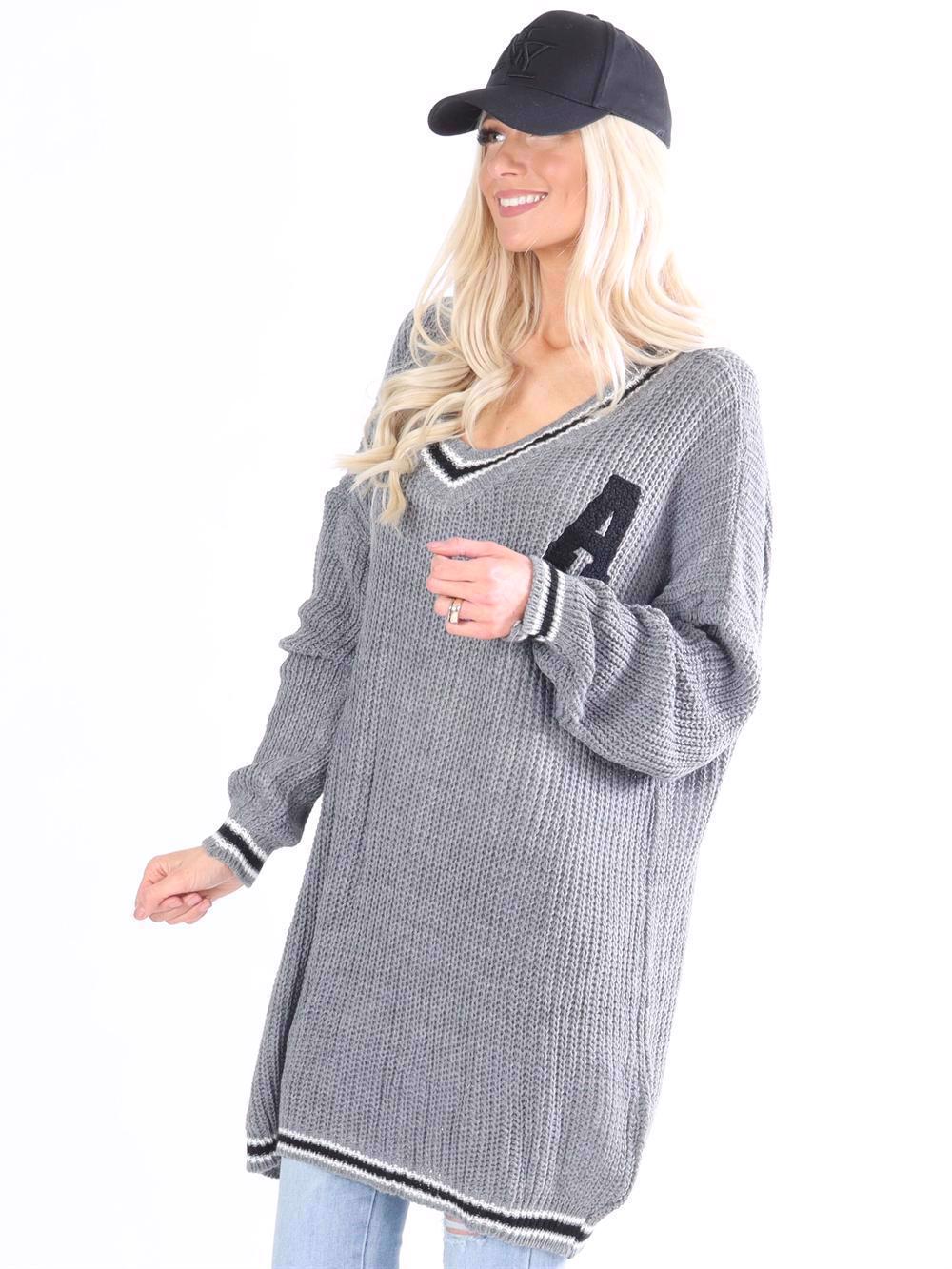 Amelie - Strikkjole med v-udskæring og A på brystet